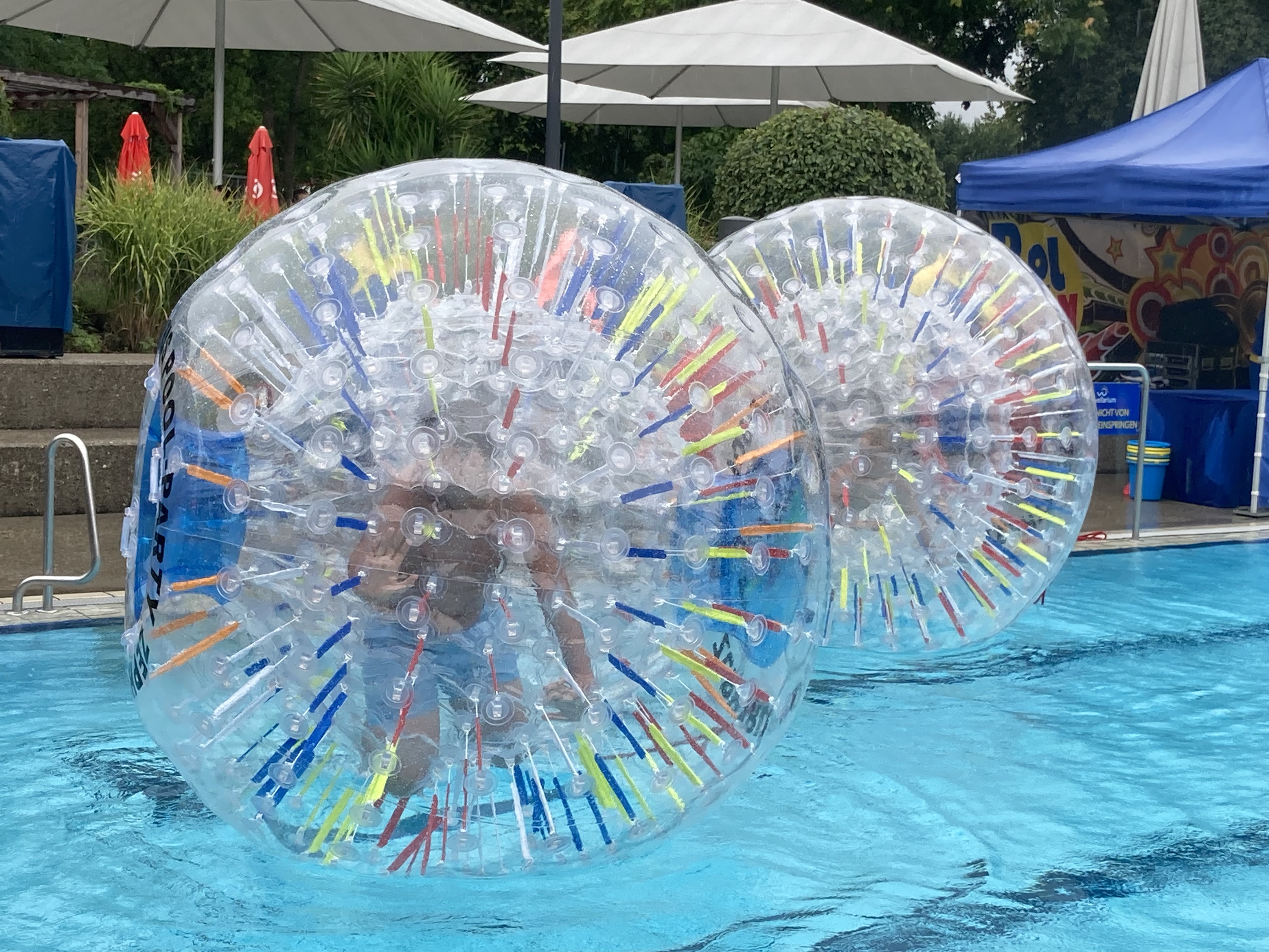  Bubbles mit Kindern auf dem Wasser 